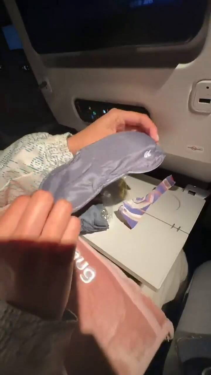 Una mexicana mostró cómo es viajar en clase económica a Qatar y sorprendió con los detalles