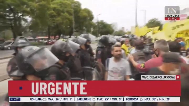 Raúl Castells se descompensó en una marcha frente al Ministerio de Desarrollo Social