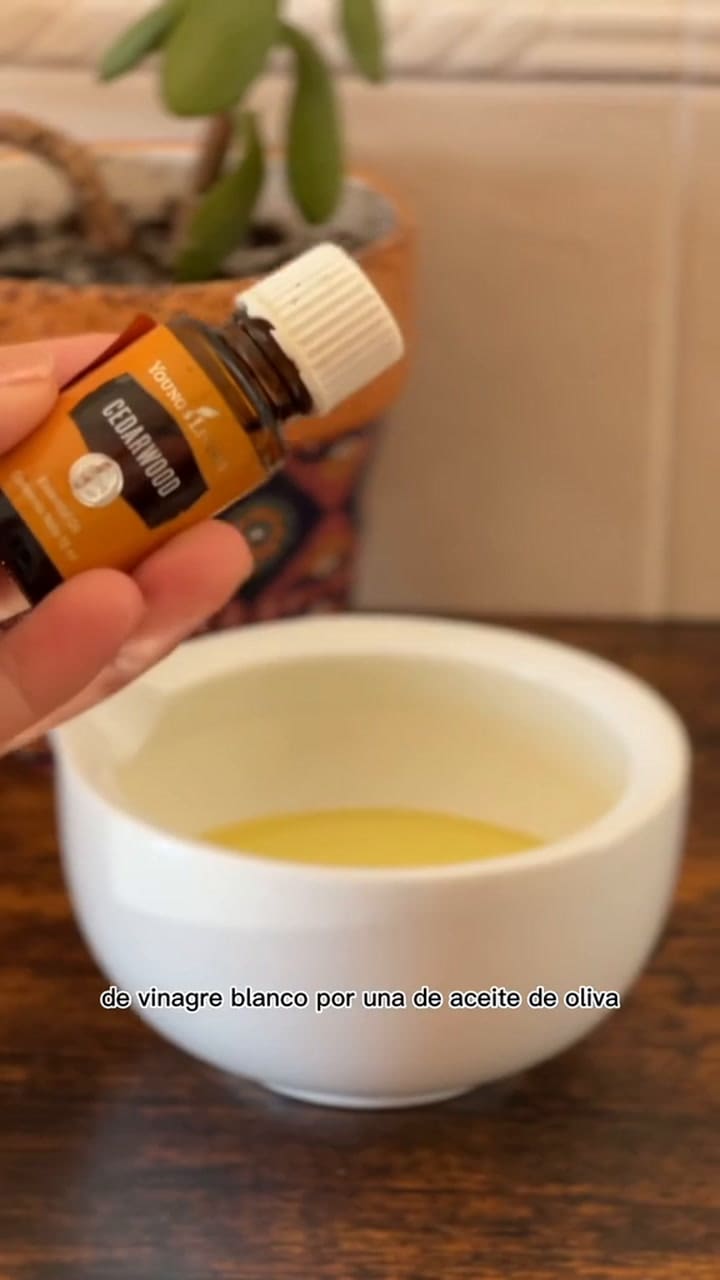 El sencillo truco con dos ingredientes para dejar los muebles de madera relucientes