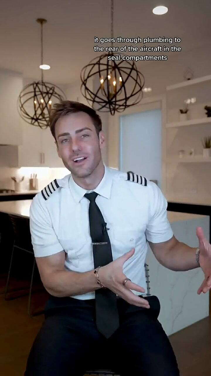 El influencer explicó a dónde van los desechos de los pasajeros en los aviones