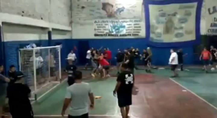 Padres a las piñas en un partido de baby futbol