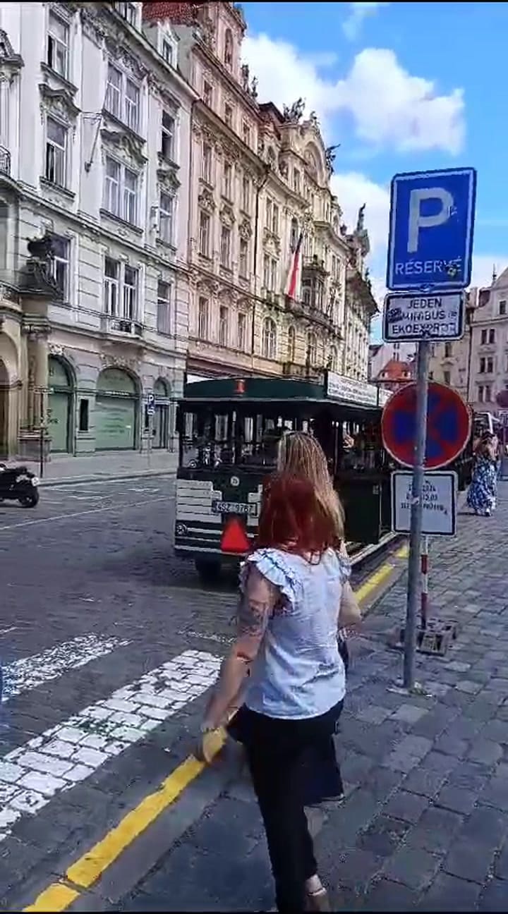 GIF Karina Milei, de paseo por la Plaza Vieja de Praga