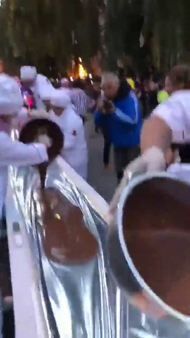 La barra de chocolate más larga del mundo: 200 metros de chocolate artesanal - Fuente: Twitter