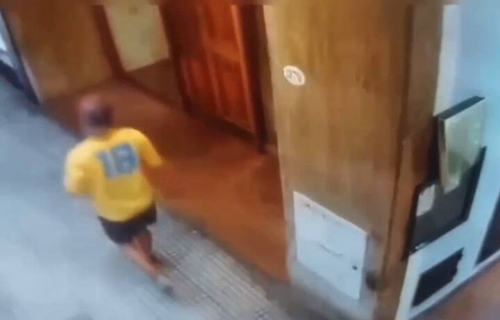 Una pareja salió a robar con su hijo y se llevaron un portero eléctrico de un edificio de Belgrano