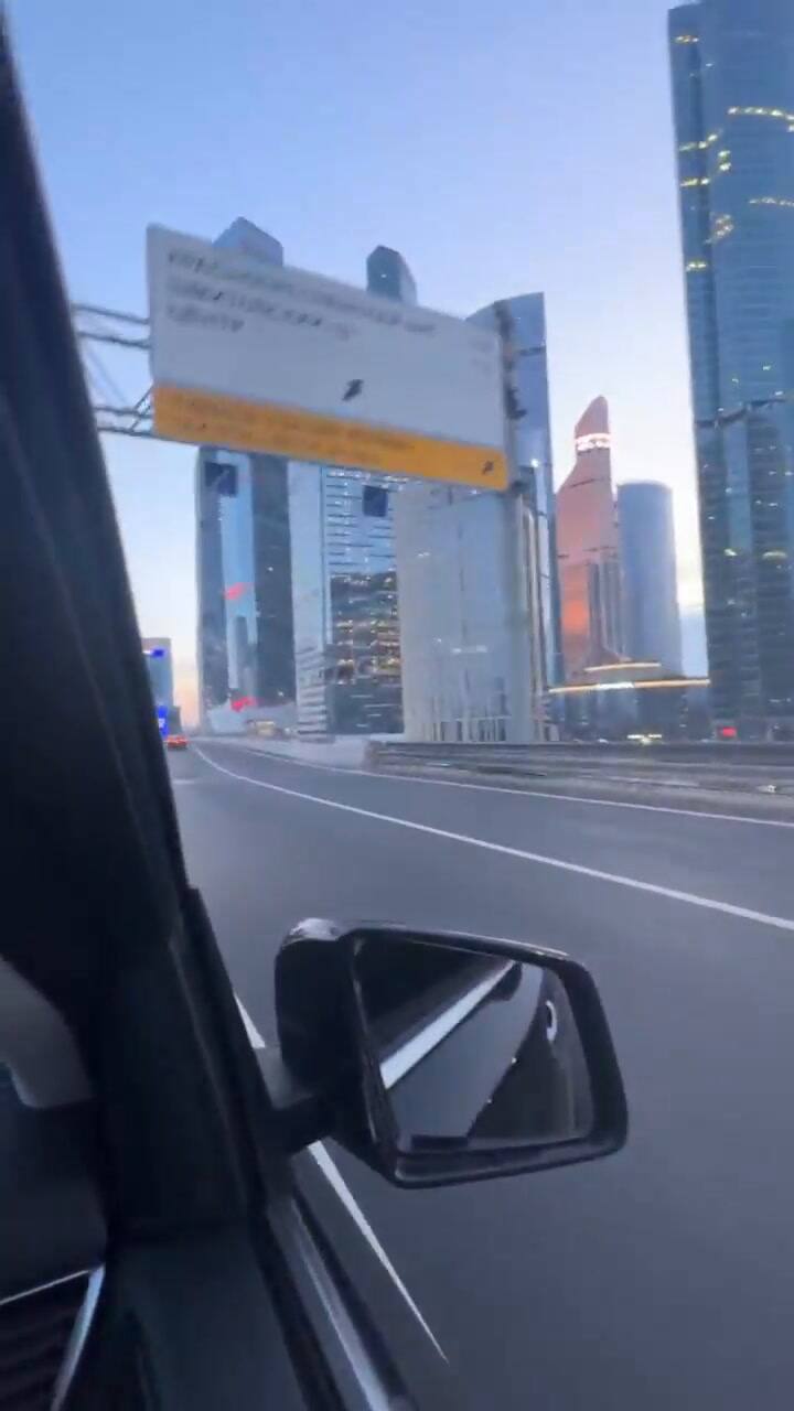 La fachada del rascacielos dañado