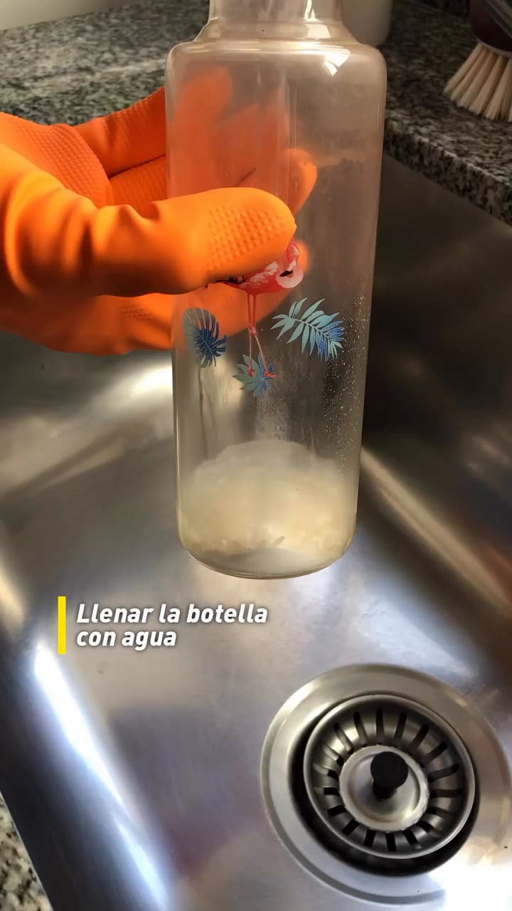 El mejor tip para limpiar las botellas de agua