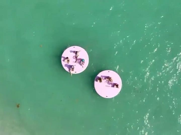 Pink Meditation Buoys', en el océano frente al Faena Hotel