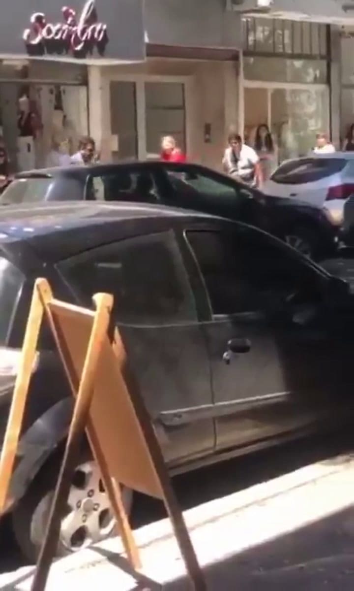 En una discusión de tránsito se bajó de su auto y comenzó a saltar encima del capot de otro vehículo