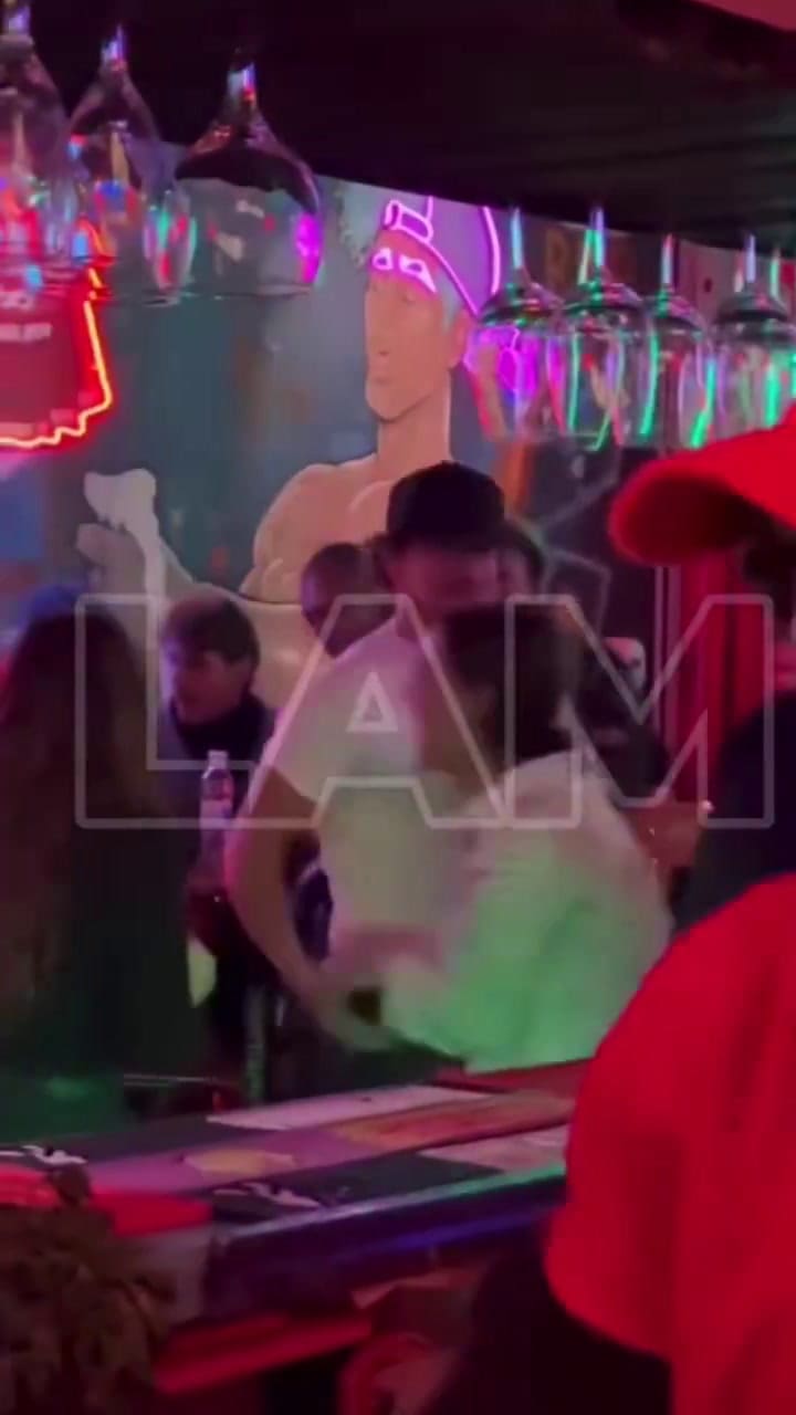 Nicolás Vázquez Y Mercedes Oviedo bailando en un boliche