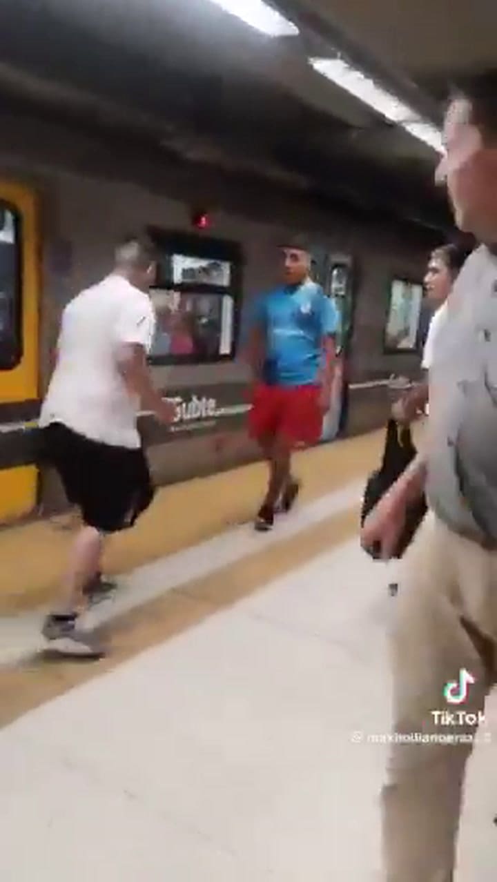 Pelea con facas en el subte