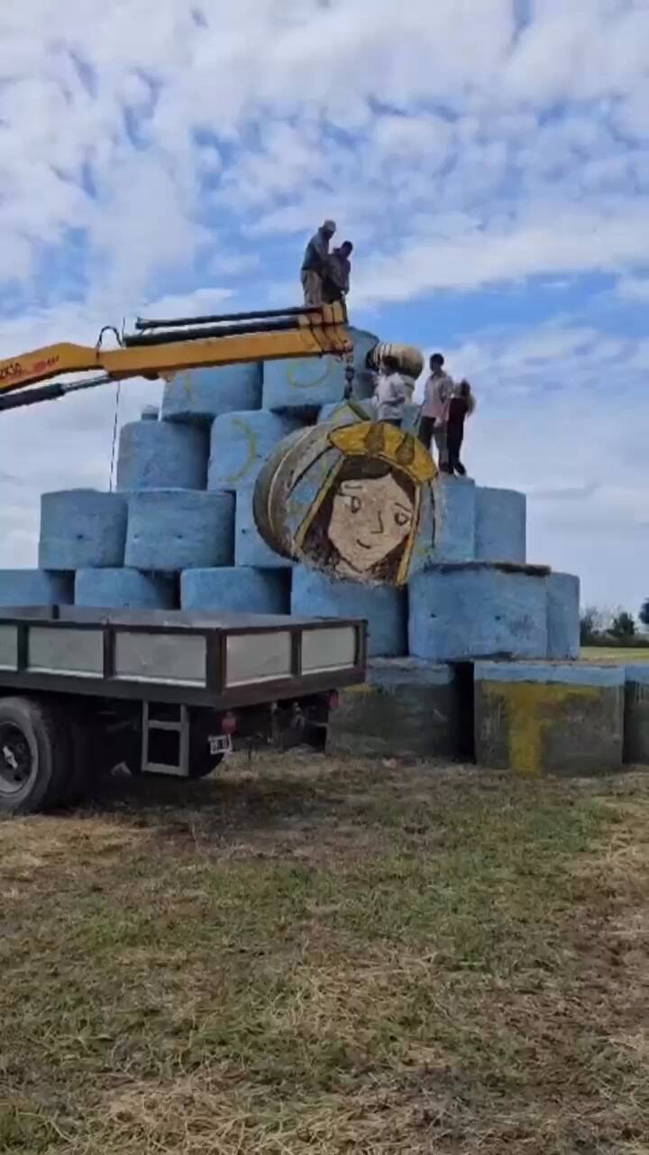 Con rollos de alfalfa homenajearon a la Virgen María en un campo de Córdoba