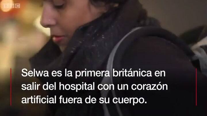 La mujer que carga su corazón en la mochila
