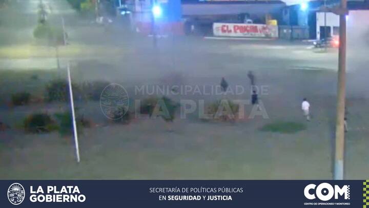 Perdió el control de su auto y volcó al llegar a una rotonda en La Plata