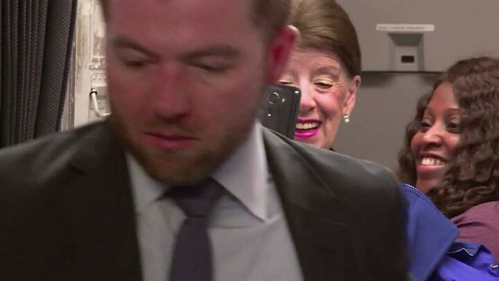 ¿El tiempo vuela? No para una azafata de 81 años de Estados Unidos