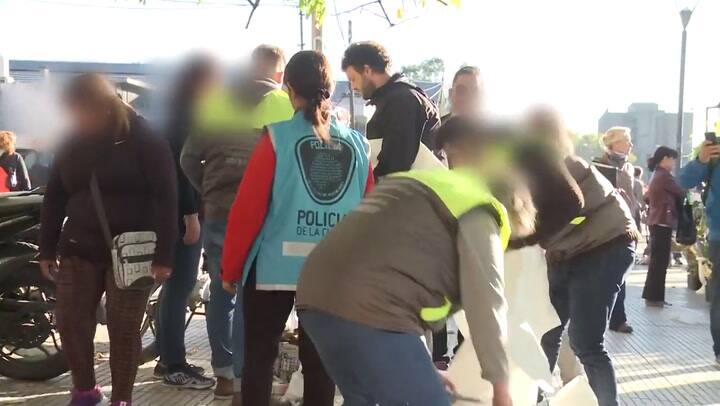 La Policía de la Ciudad desalojó 32 puestos ilegales en Retiro y detuvo a dos personas