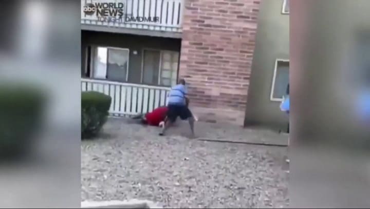 Video bebe es atrapado tras caer de un balcón