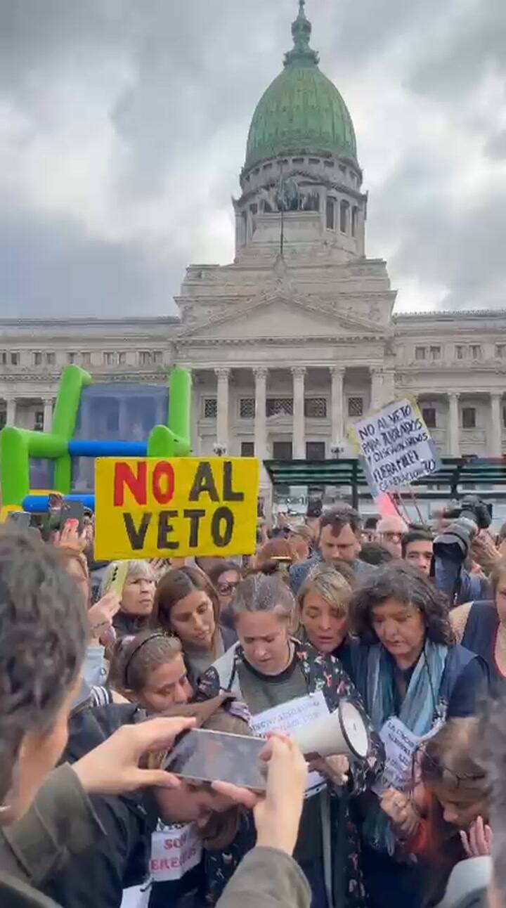 Familias festejan tras la votación en Diputados