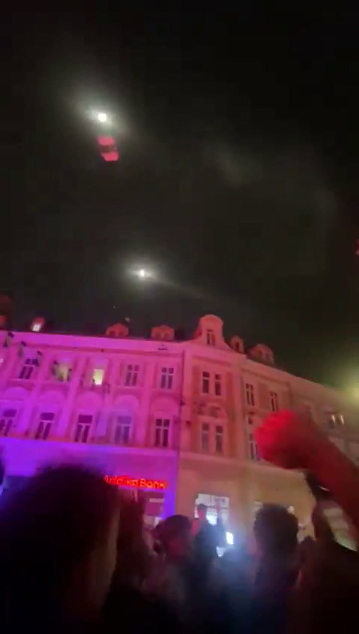 En los festejos se pueden ver banderas, bengalas y fuegos artificiales