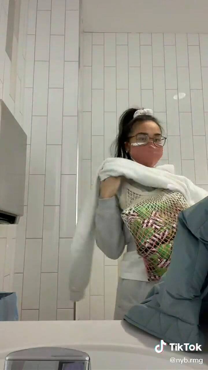 Fingió estar embarazada en el avión para ahorrarse US$60 del equipaje de mano: mostró cómo engañó a