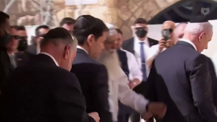 Marco Rubio, Mike Huckabee y Netanyahu rezan en el "Muro de los Lamentos" en Israel