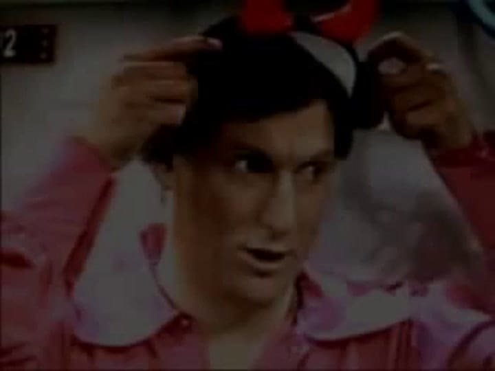 Fernando Peña interpretando a Roberto Flores - Fuente: Youtube