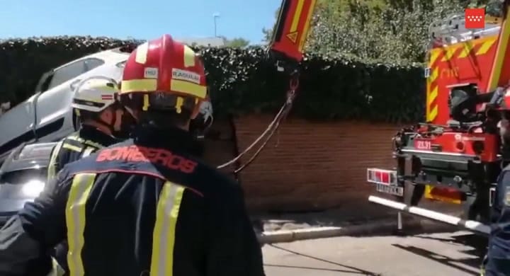 Los bomberos retiraron los vehículos con una grúa