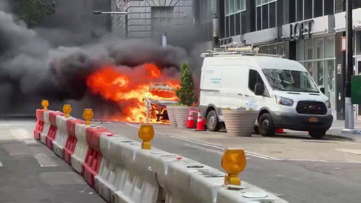 Un vehículo explotó cerca del Toro de Wall Street y sembró el pánico en Nueva York