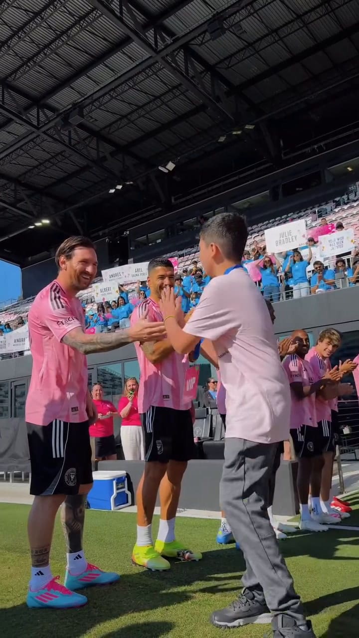 Un niño entró a la cancha del Inter Miami y quedó embelesado con la figura de Lionel Messi