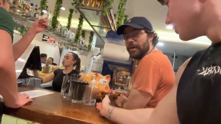Un tiktoker abordó a Peter Lanzani en Madrid