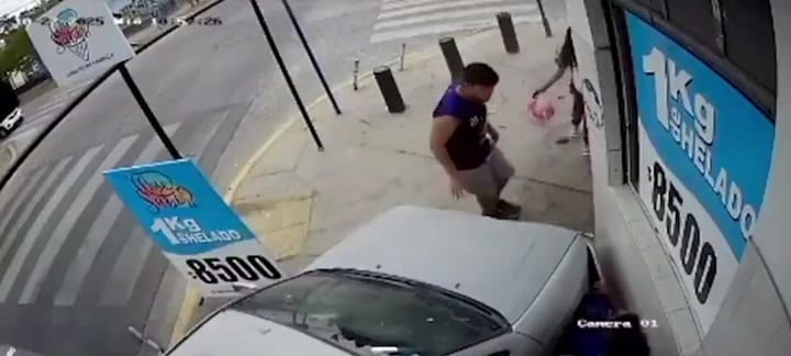 El momento en el que un joven embiste con su auto a dos hermanitas en La Matanza