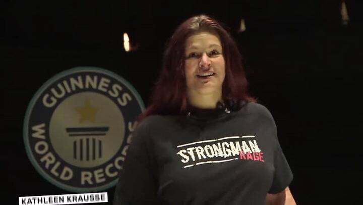 La mujer más fuerte rompe récord de doblar sartenes