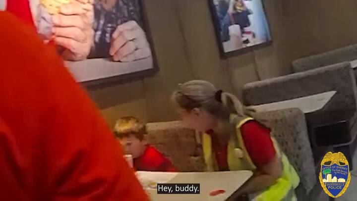 Los policías de Jacksonville encontraron al pequeño en un restaurante y lo llevaron de vuelta a su casa (Instagram: @jaxsheriff)