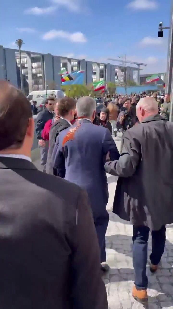 El momento en que le arrojan un líquido colorado a Pahlavi