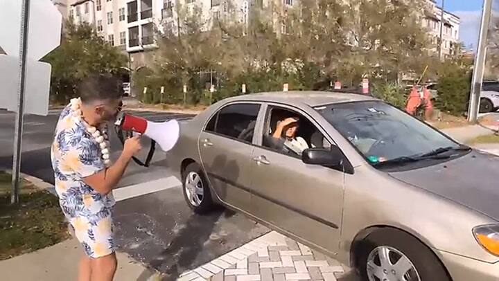 Un grupo antisemita insulta a judíos que salen de un templo