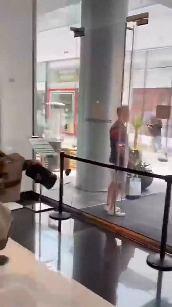 Así fue el aparatoso robo en una tienda Gucci de Los Ángeles