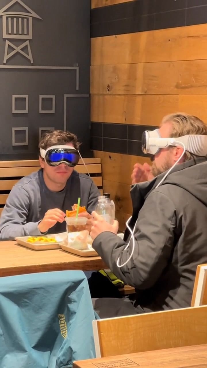 Apple vision pro comiendo