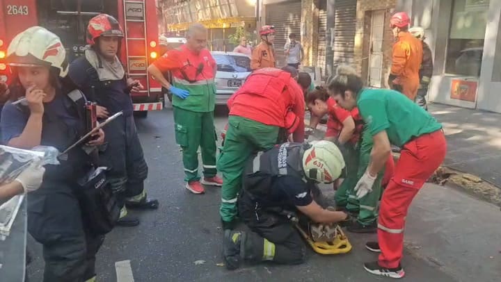 Se derrumbó el primer piso de un centro médico en Palermo: hay heridos