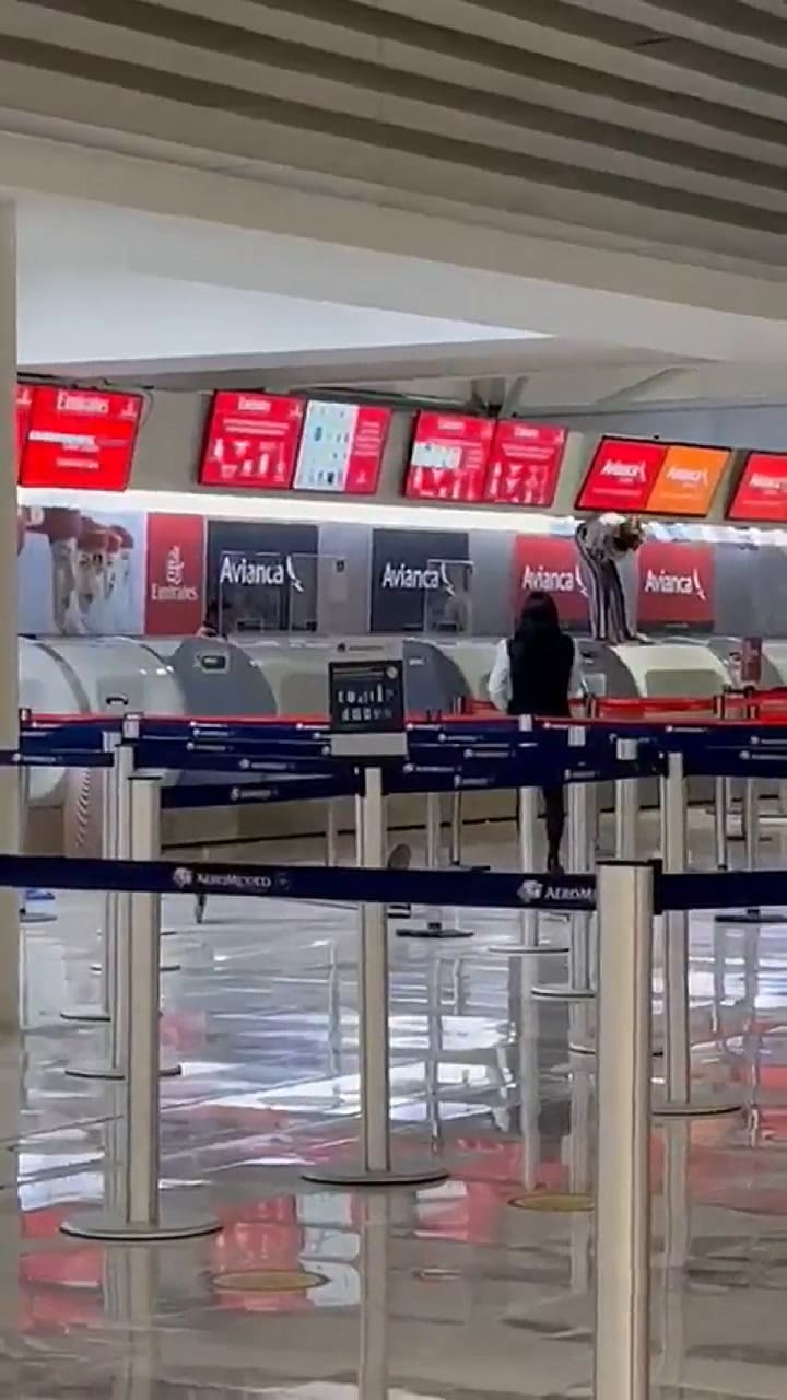 Según la versión oficial, la mujer llegó tarde al vuelo y además tenía el pasaporte vencido