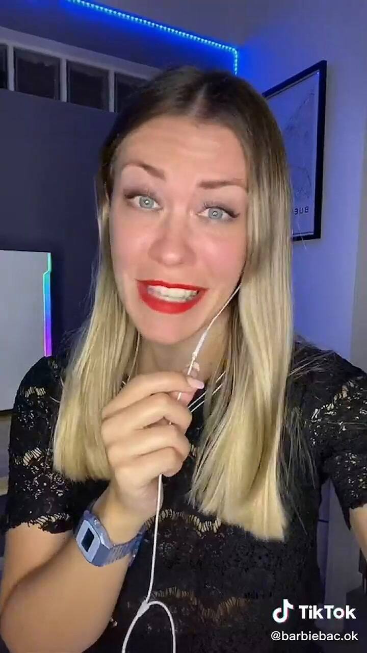 Una azafata revela el verdadero motivo por el que se apagan las luces en el avión