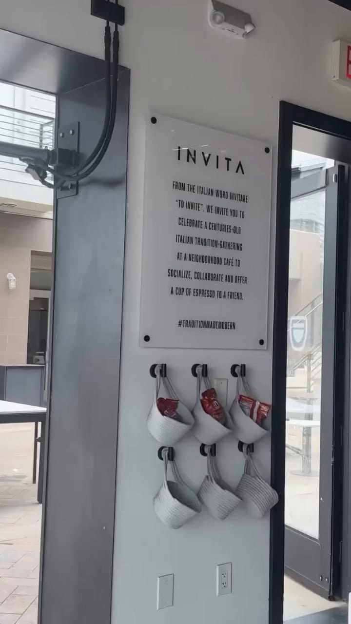 Una cafetería en California le rindió homenaje a Charlie Kirk tras su asesinato (Instagram: @fomo_mama)