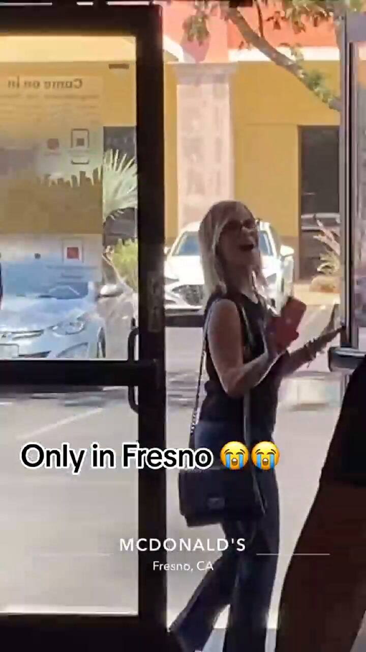 Una mujer insultó a un hombre mexicano en EE.UU. y la despidieron de su empleo