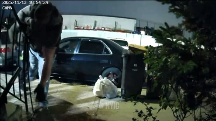 El agente del ICE movió una cámara antes de entrar en la casa de Nueva York