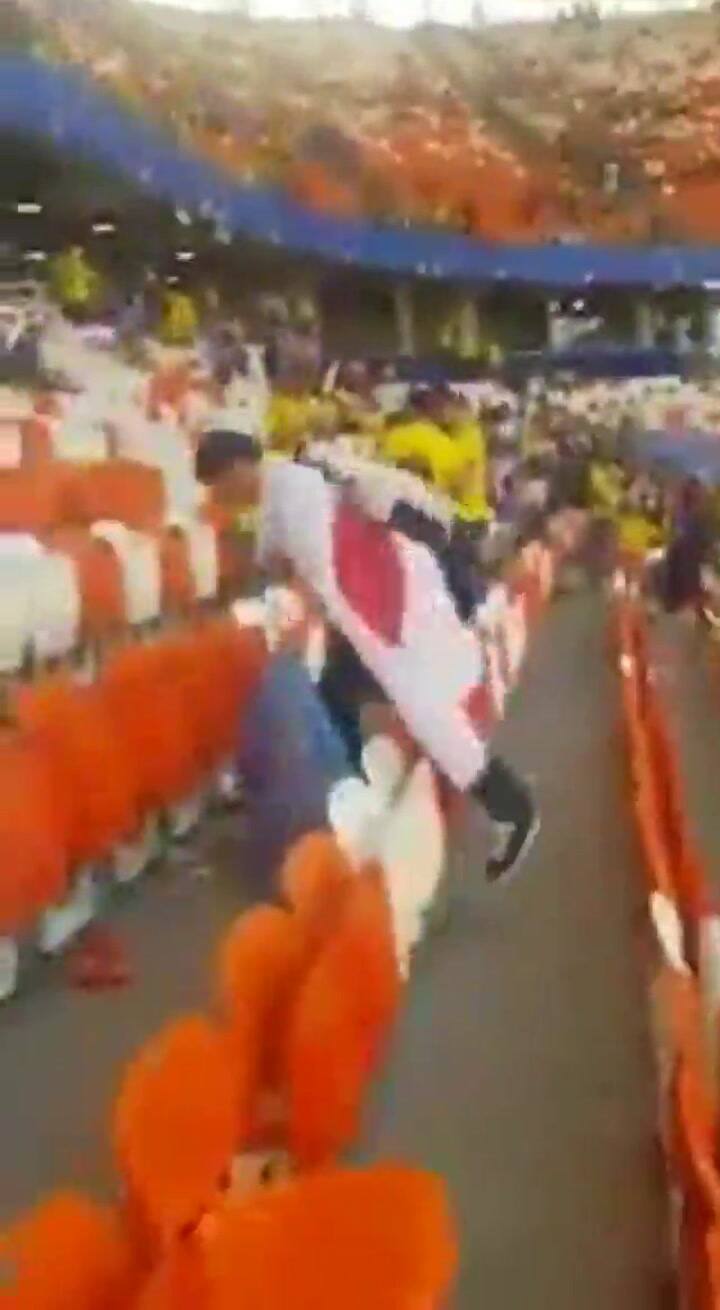 Los hinchas japoneses ayudaron a limpiar las tribunas tras el festejo ante Colombia - Fuente: Twitte