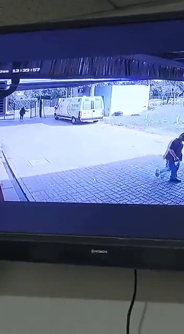 Le quitó el arma a un policía y disparó a quemarropa mientras lo trasladaban al hospital