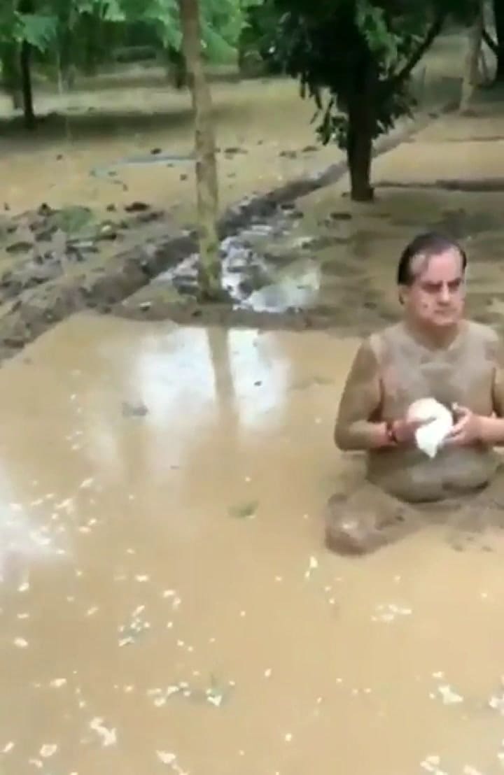 El político que decía que bañarse en barro protege contra el Covid-19, da positivo