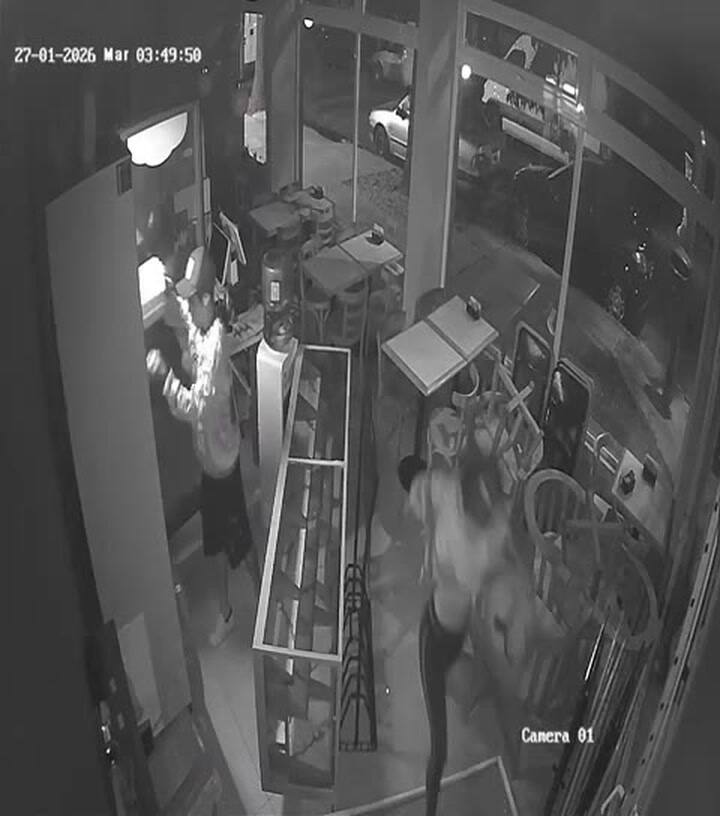 El robo a patadas en una confitería