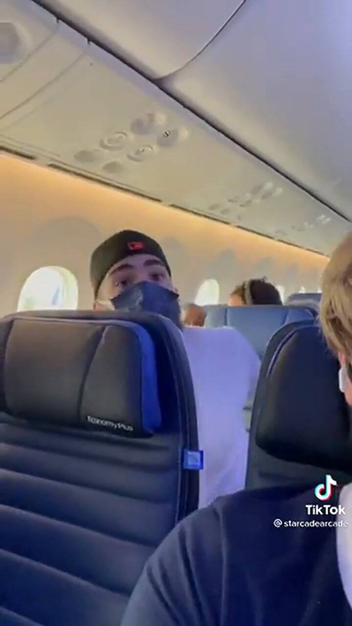 Un hombre agredió a la tripulación de un avión tras no querer usar tapaboca a bordo