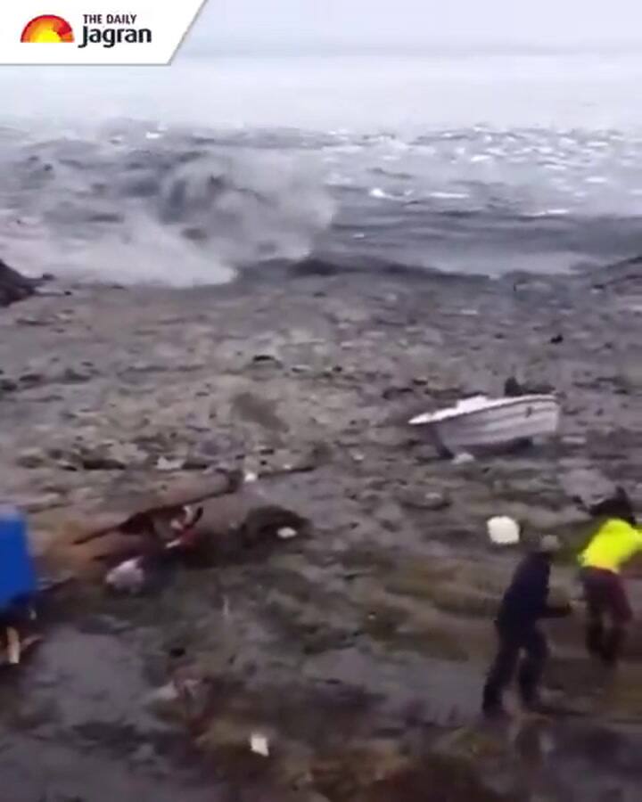 Rusya'da tsunami sırasında gelgitin yükseldiği an