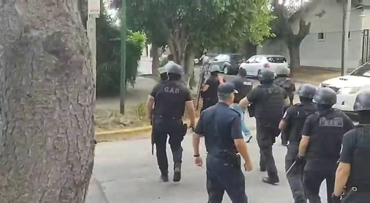 El allanamiento en la casa del adolescente acusado de las amenazas de bomba al colegio Riverside