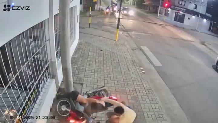Brutal impacto de una moto con dos personas a bordo en Goya, Corrientes